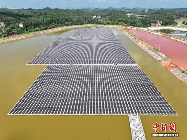 圖為廣西華昇水上漂浮式光伏電站。熊秋月 攝